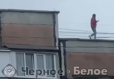Подросток из Магнитогорска устроила пробежку по самому краю девятиэтажки ради селфи