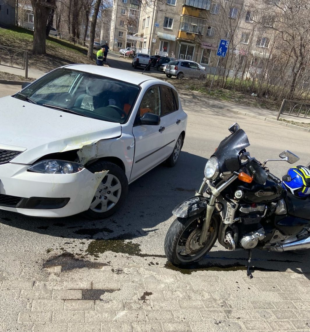 Неудачное начало сезона: мотоцикл с водителем без прав попал в ДТП в Магнитогорске