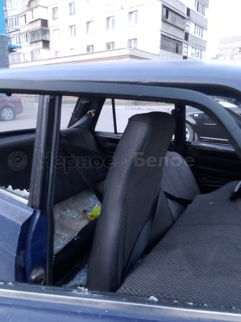Вандалы перебили окна припаркованного ВАЗа в Магнитогорске