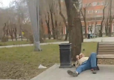 Шок-контент: в Магнитогорском парке окровавленный мужчина лежал на тротуаре и вёл себя странно