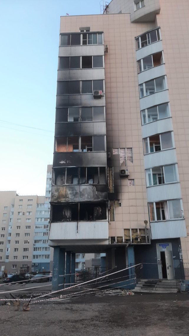 Закоптило до самого верха: очевидцы поделились фото с пожара в многоэтажке Магнитогорска