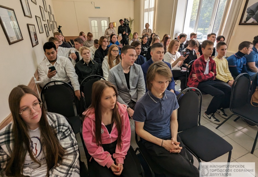"Встреча на равных" молодежи с депутатом прошла в библиотеке Крашенинникова