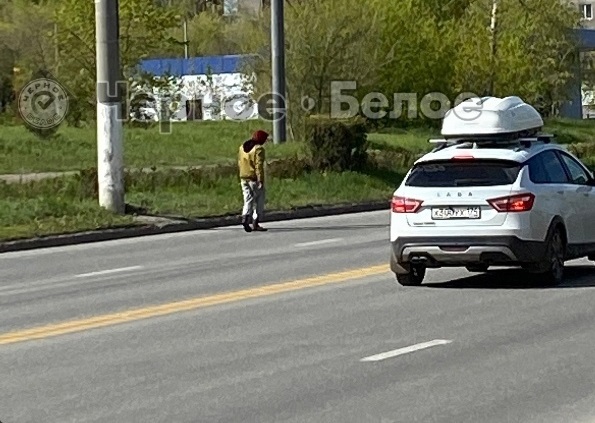 Агрессивный пешеход кидался с арматурой на машины в Магнитогорске