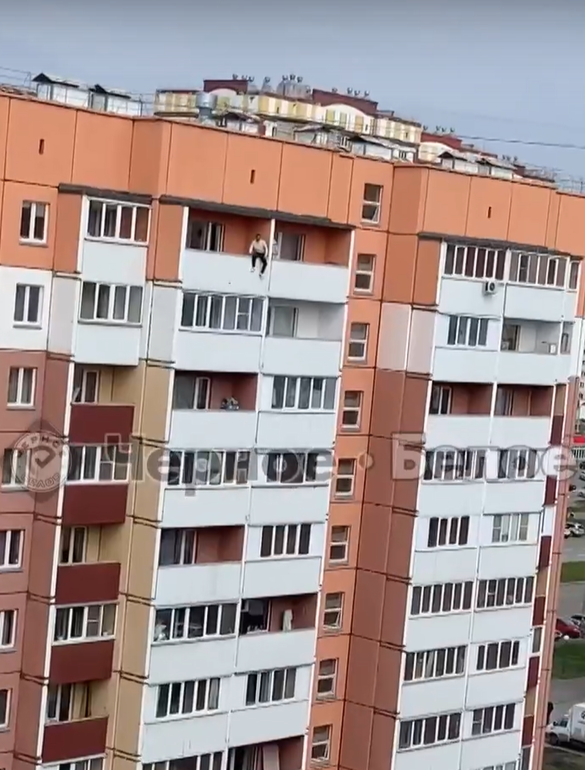 Экстренные службы прибыли снимать с балкона 10 этажа мужчину в Магнитогорске
