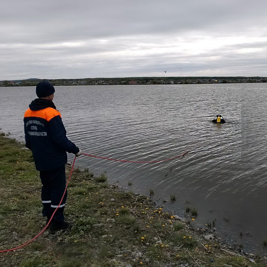Трагедия на озере: магнитогорские спасатели достали из воды затонувший автомобиль с телом внутри