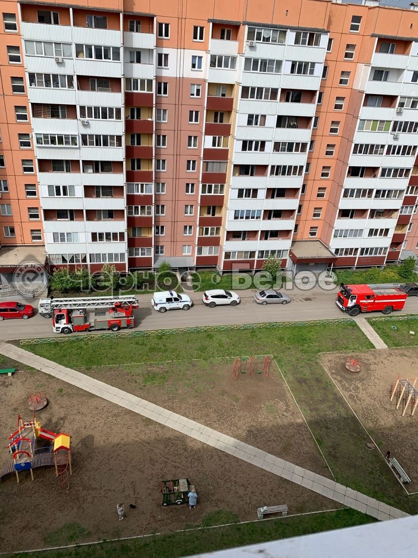 В Магнитогорске неадекват устроил «шоу» на балконе десятого этажа