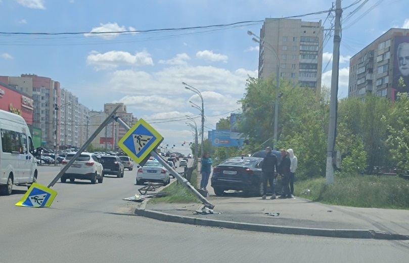 Выдрал с корнем дорожный знак и врезался в пенсионерку автомобиль в Магнитогорске