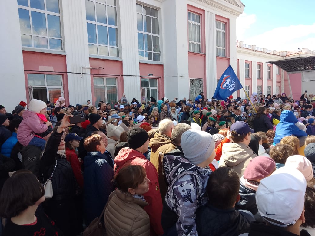"Поезд Победы" в Магнитогорске встретили сотни горожан