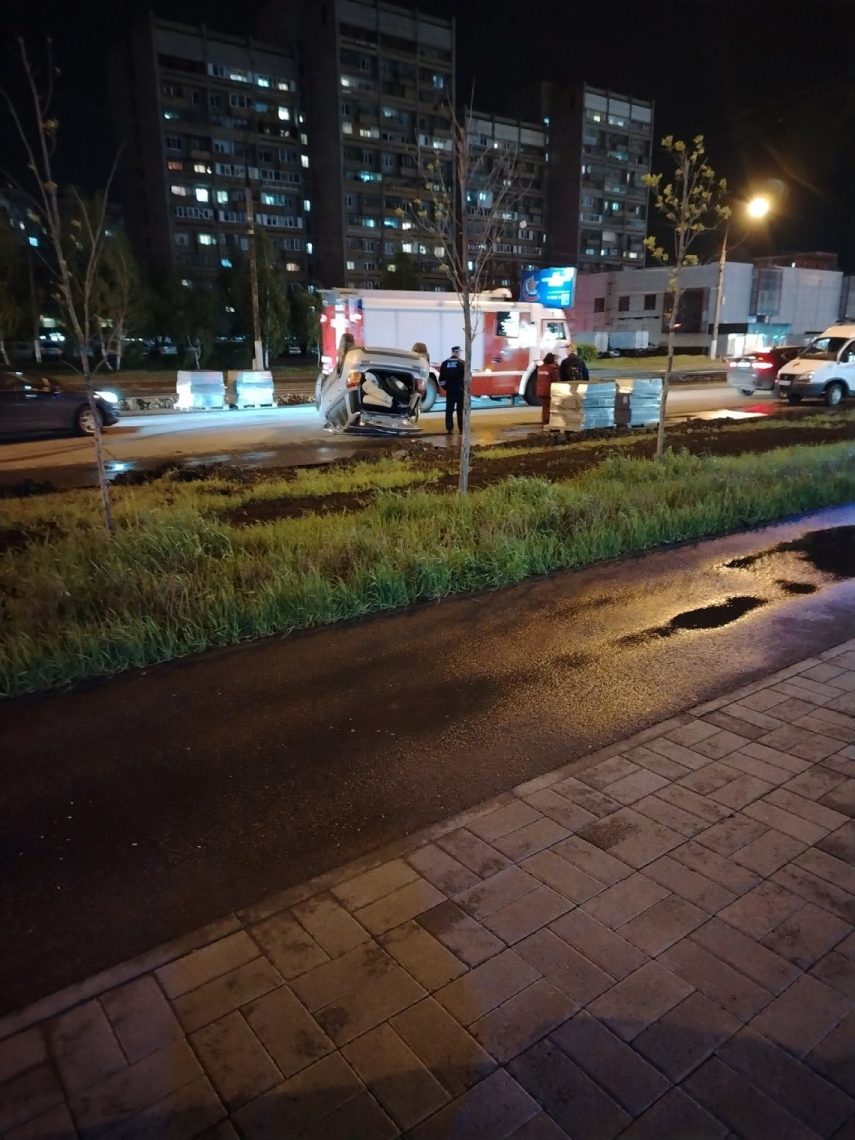 Вечернее ДТП в Магнитогорске: на месте дорожных работ перевернулся автомобиль