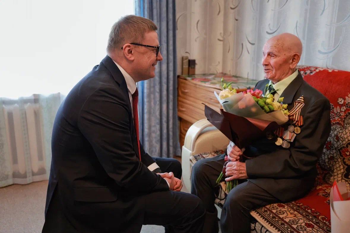 Алексей Текслер навестил ветеранов Магнитогорска накануне Дня Победы