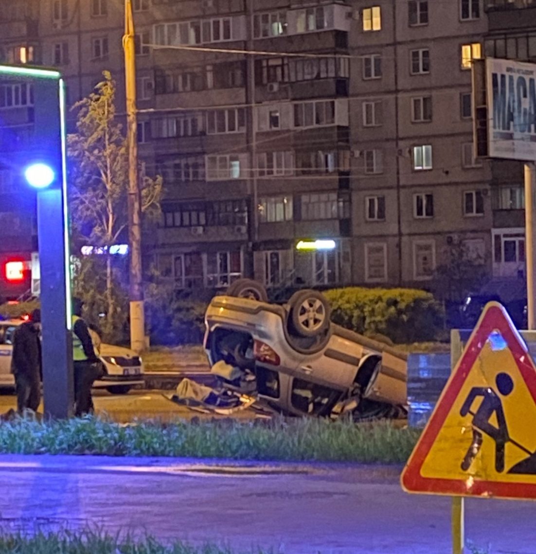 Автомобиль перевернулся на месте дорожных работ в Магнитогорске