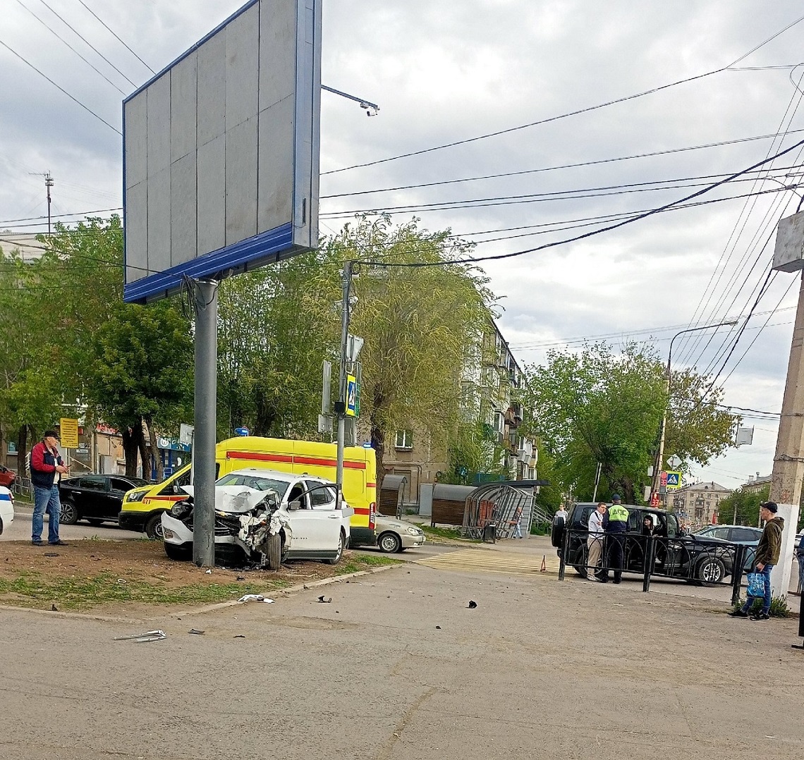 Автомобиль разбился о рекламный щит в Магнитогорске