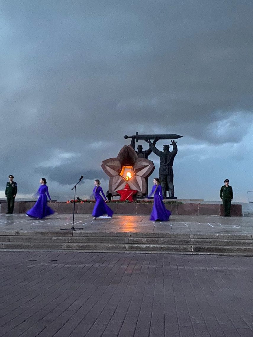 Акция «Свеча памяти» прошла у монумента «Тыл-фронту» в Магнитогорске