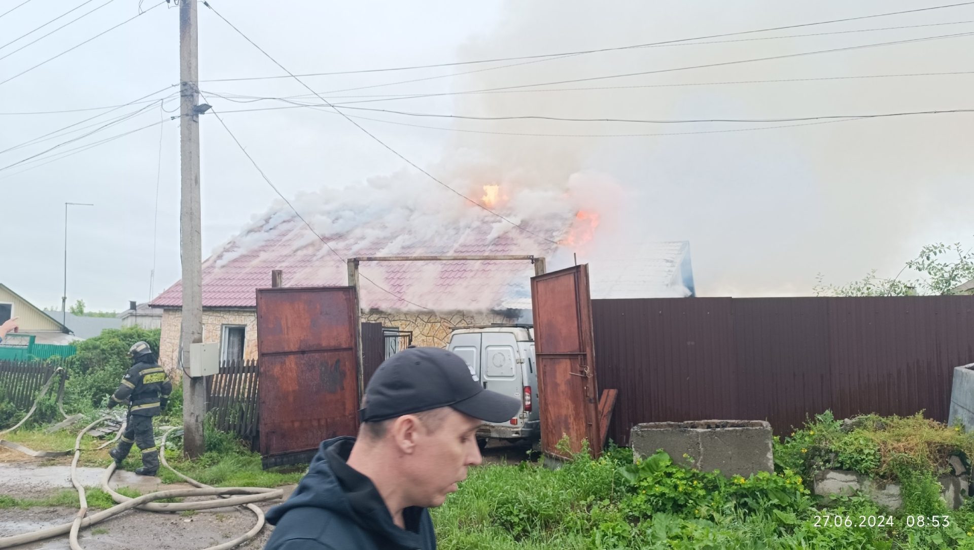 Спасать пожилую соседку из горящего дома бесстрашно бросился житель Магнитогорска