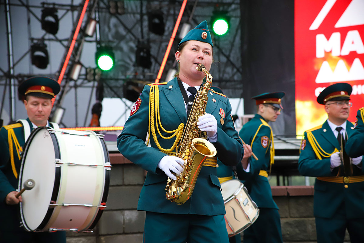 В юбилей Магнитогорска военные оркестры устроили незабываемое дефиле