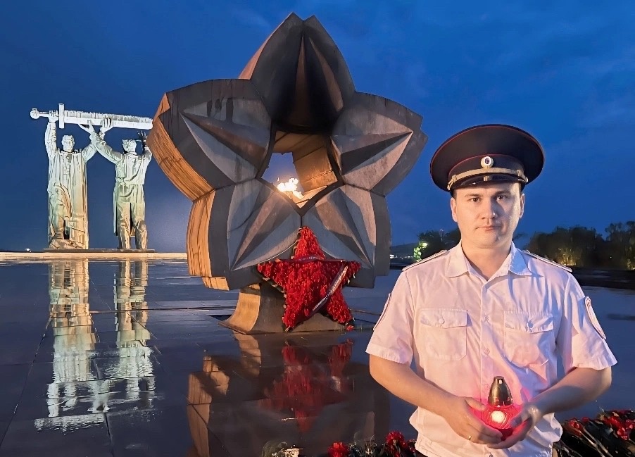 Акция «Свеча памяти» прошла у монумента «Тыл-фронту» в Магнитогорске