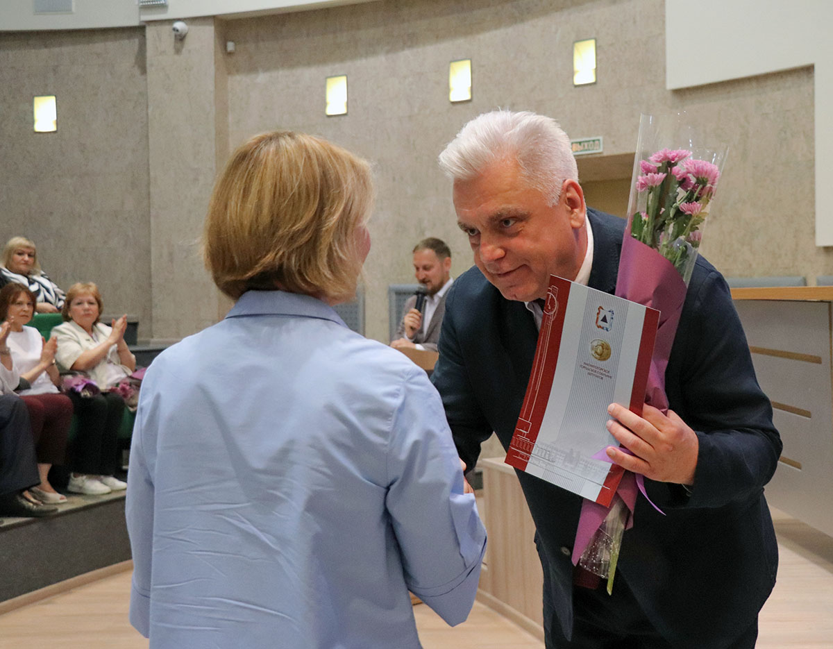 Глава Магнитогорска наградил социальных работников в честь профессионального праздника