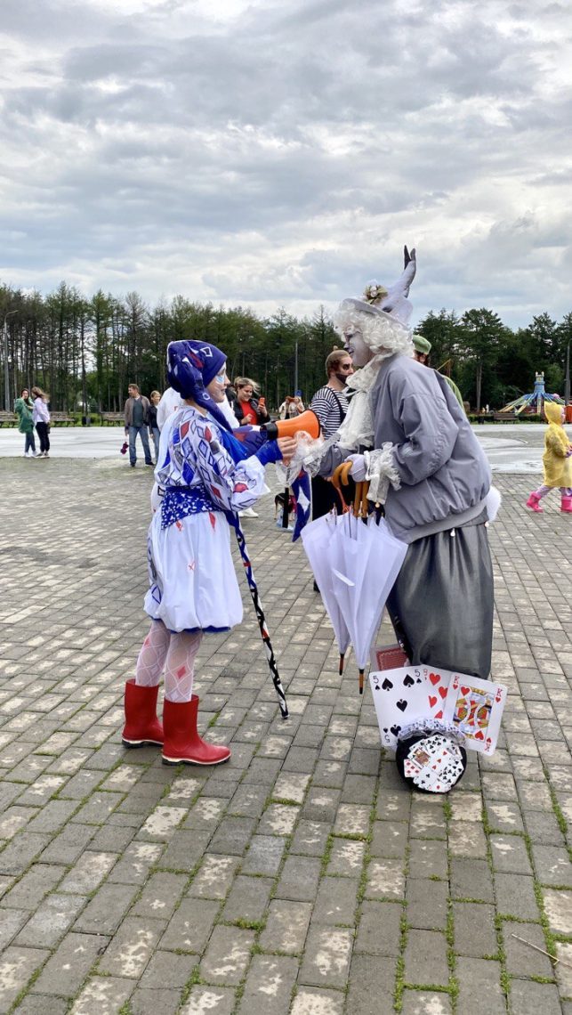 Волшебство под хмурым небом: уличные театры съехались в Магнитогорск