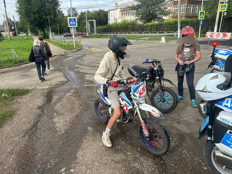 Двух несовершеннолетних мотоциклистов доставили в отдел полиции Магнитогорска