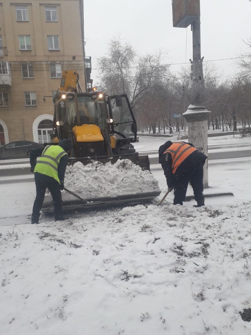 На дороги Магнитогорска вышла снегоуборочная техника